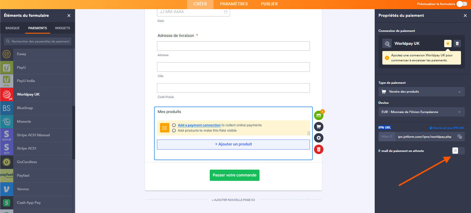 Capture d'écran du formulaire avec une flèche pointant vers l'option Email de paiement en attente dans le volet Propriétés du paiement de l'intégration WorldPay UK dans le Générateur de formulaires Jotform