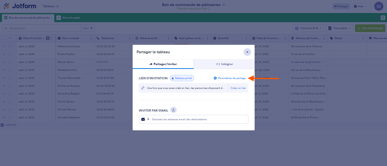 Capture d'écran d'un tableau Jotform avec la fenêtre modale Partager le tableau et une flèche pointant vers Paramètres de partage