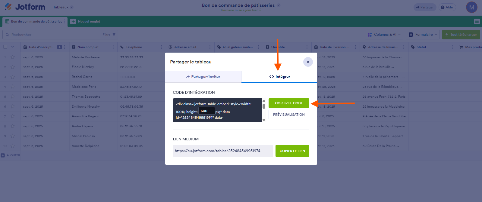 Capture d'écran d'un tableau Jotform avec la fenêtre modale Partager le tableau, une flèche pointant vers l'onglet Intégrer et une autre pointant vers le bouton Copier le code