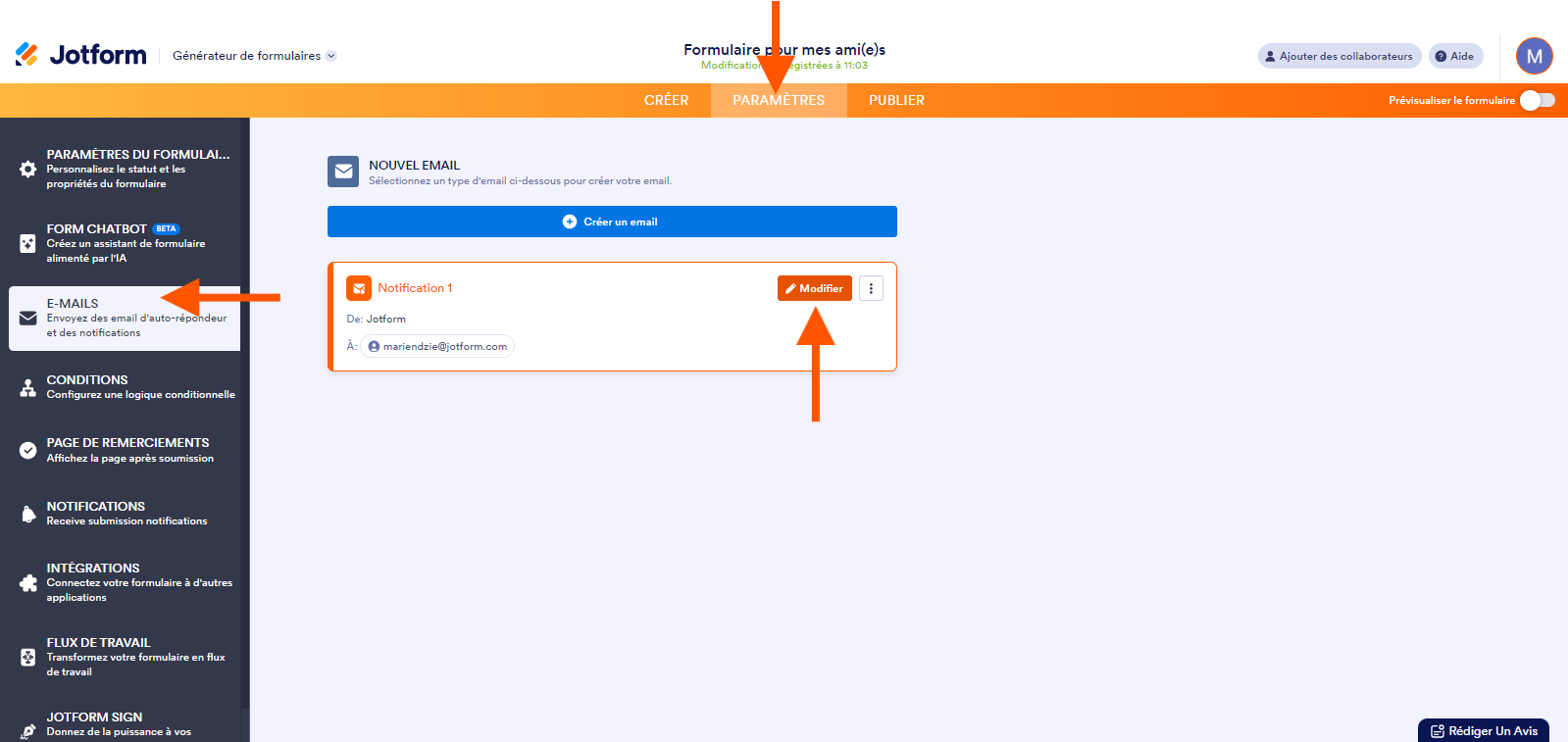 Capture d'écran du Générateur de formulaires Jotform avec une flèche pointant vers l'onglet Paramètres, une autre pointant vers E-mails dans le volet de gauche et une autre vers le bouton Modifier avec l'icône de crayon