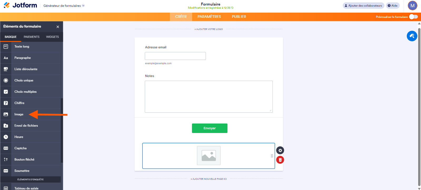 Capture d'écran du Générateur de formulaires Jotform avec une flèche pointant vers l'élément Image dans le volet Éléments de formulaire