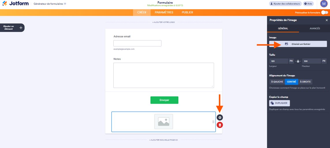 Capture d'écran du volet Propriétés de l'image à droite d'un formulaire avec une flèche pointant vers Choisir un fichier et une autre pointant vers l'icône d'engrenage qui permet d'ouvrir le volet dans le Générateur de formulaires Jotform