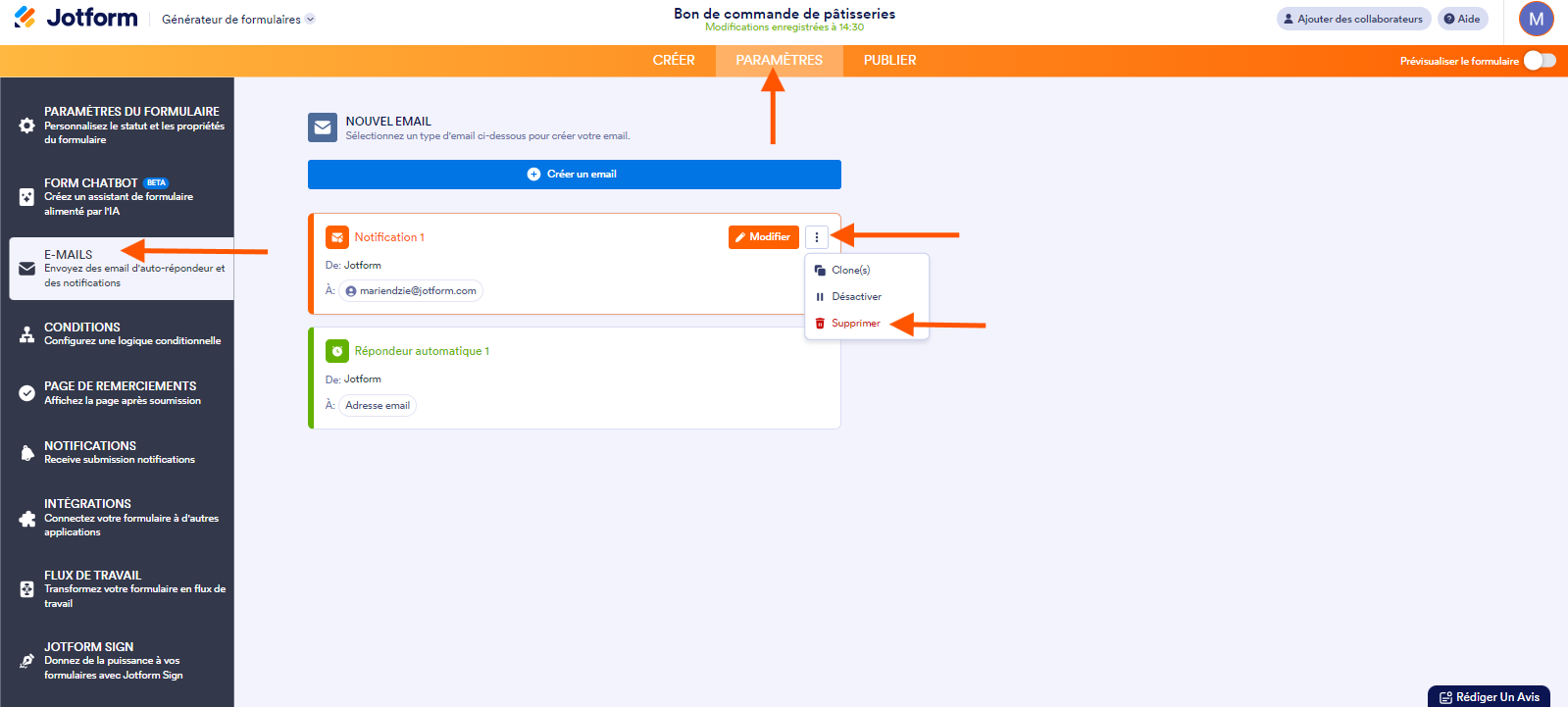 Capture d'écran d'un formulaire avec une flèche pointant vers l'onglet Paramètres en haut du formulaire, une autre flèche pointant vers Emails dans le volet Éléments de formulaire, une 3e flèche pointant vers les 3 points verticaux dans la section Notification 1 et une 4e flèche pointant sur l'option Supprimer, dans le Générateur de formulaires Jotform