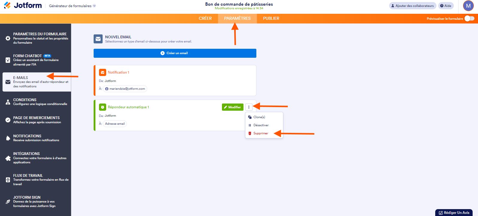 Capture d'écran d'un formulaire avec une flèche pointant vers l'onglet Paramètres en haut du formulaire, une autre flèche pointant vers Emails dans le volet Éléments de formulaire, une 3e flèche pointant vers les 3 points verticaux dans la section Réponse automatique 1 et une 4e flèche pointant sur l'option Supprimer, dans le Générateur de formulaires Jotform