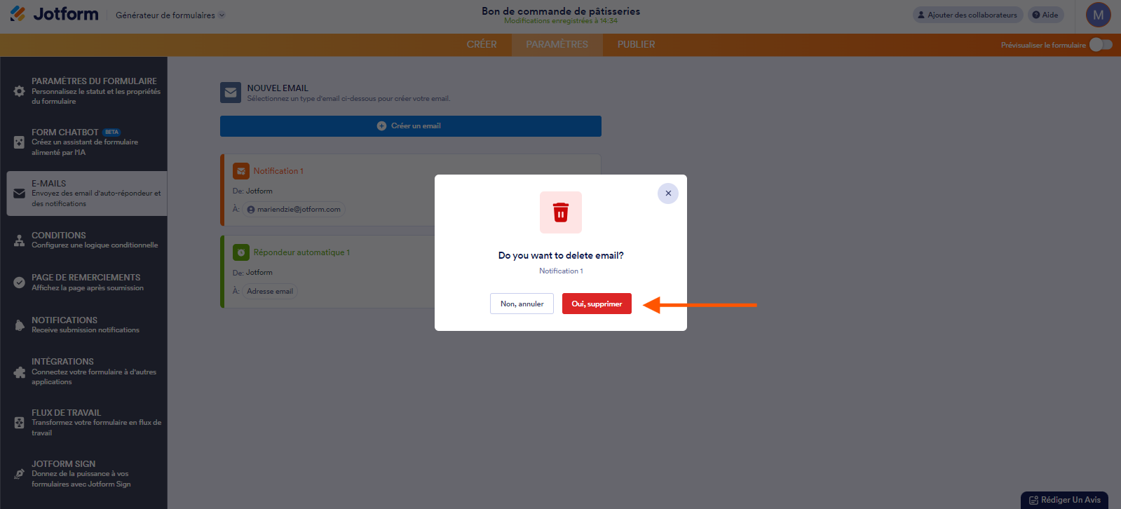 Capture d'écran d'un formulaire de la fenêtre modale de suppression de la notification 1 avec une flèche pointant vers le bouton Oui, supprimer dans le Générateur de formulaires Jotform