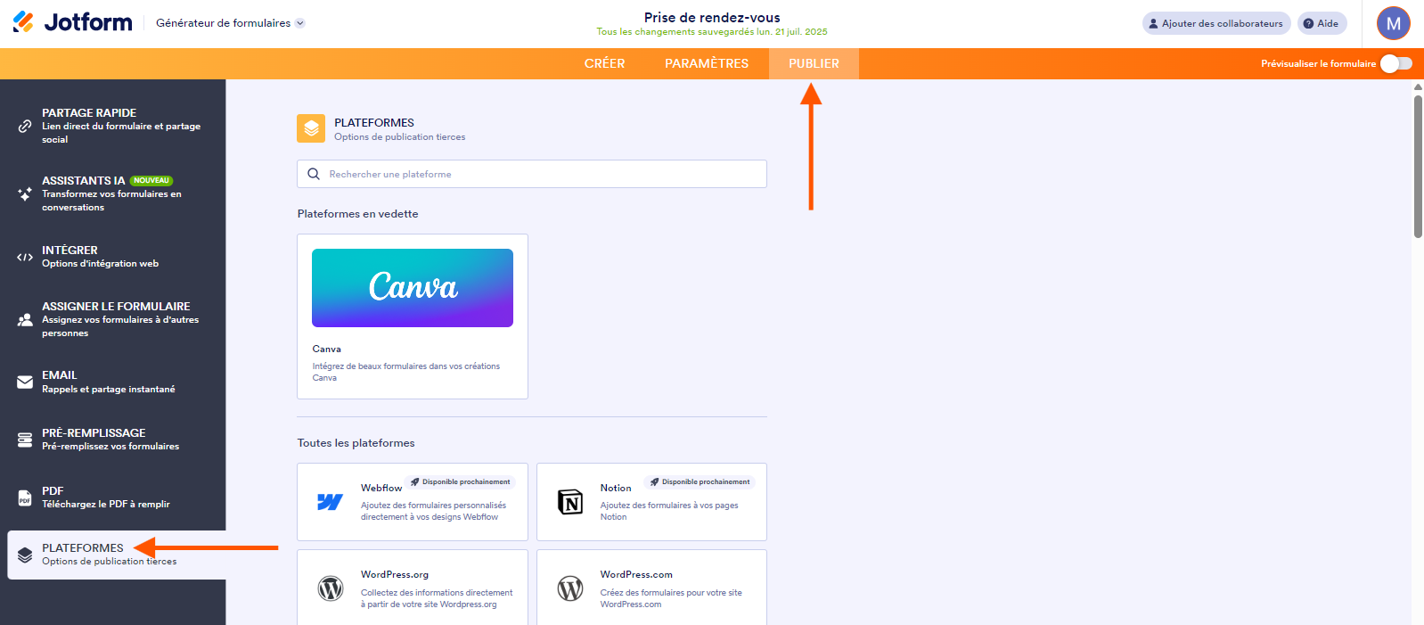 Capture d'écran d'un formulaire avec une flèche pointant vers l'onglet Publier et une autre pointant vers la section Plateformes dans le volet à gauche dans le Générateur de formulaires Jotform