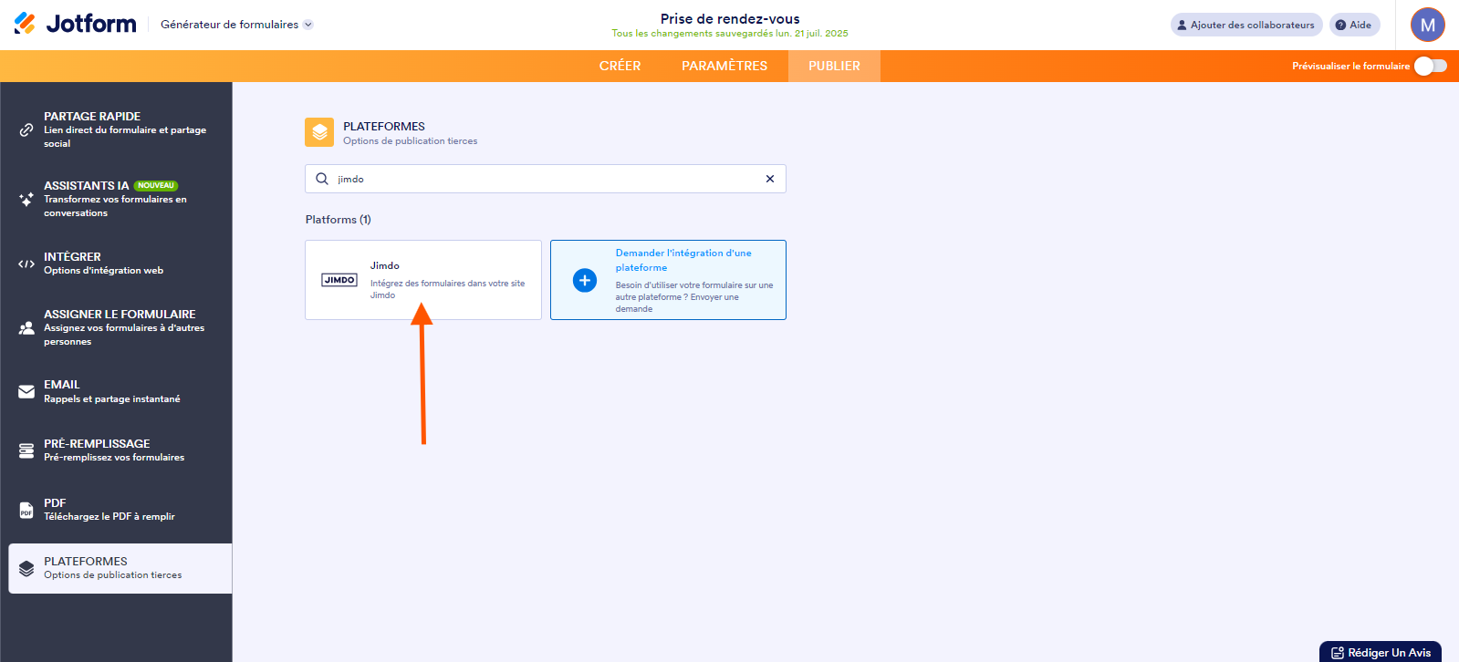 Capture d'écran d'un formulaire avec Jimdo saisi dans la zone de recherche de la section Plateformes et une flèche pointant vers l'intégration Jimdo dans le Générateur de formulaires Jotform