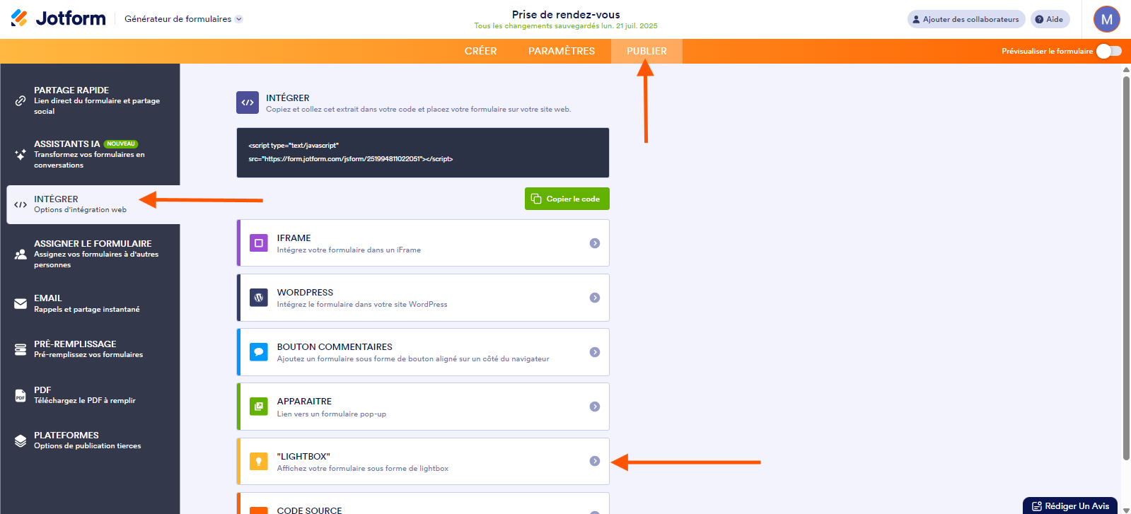 Capture d'écran d'un formulaire avec une flèche pointant vers l'onglet Publier en haut, une autre pointant vers l'option Intégrer dans le volet à gauche et une troisième pointant vers l'option d'intégration Lightbox dans le Générateur de formulaires Jotform