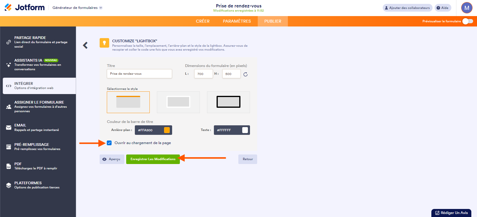 Capture d'écran de l'option Customize "Lightbox" avec une flèche pointant vers la case à cocher Ouvrir au chargement de la pag et une autre pointant vers le bouton Personnaliser, dans le Générateur de formulaires Jotform
