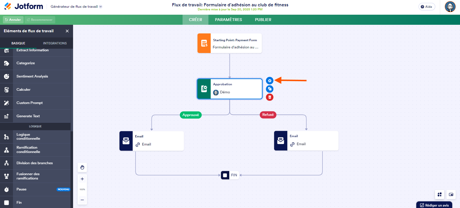 Capture d'écran d'un flux de travail une flèche pointant vers l'icône d'engrenage de l'élément Approbation dans les Flux de travail Jotform