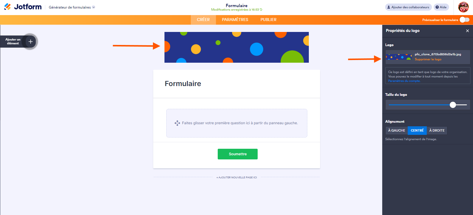 Capture d'écran du formulaire par défaut qui apparaît dans le Générateur de formulaire Jotform avec une flèche pointant vers le logo et une autre vers la possibilité de modifier le logo dans le volet Propriétés du logo qui s'affiche à droite
