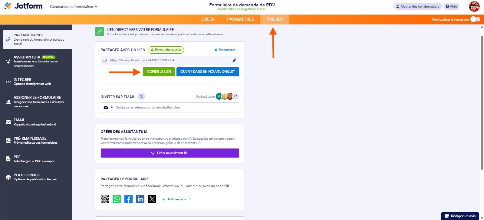 Capture d'écran d'un formulaire avec une flèche pointant vers l'onglet Publier et une autre vers le bouton Copier le lien dans le Générateur de formulaires Jotform