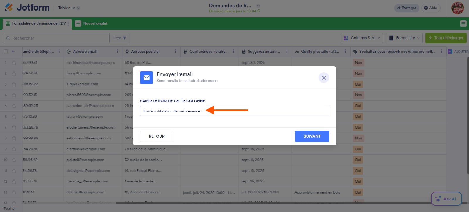Capture d'écran de la fenêtre modale Ajouter un email avec une flèche pointant vers le champ Saisir le nom de cette colonne dans les Tableaux Jotform