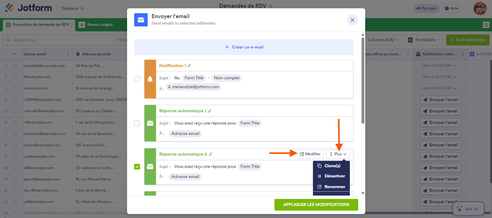 Capture d'écran de la fenêtre modale Envoyer un email avec une flèche pointant vers le bouton Modifier et une autre pointant vers le bouton Plus et le menu ouvert dans les Tableaux Jotform