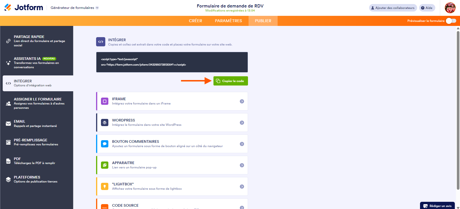 Capture d'écran de l'onglet Intégrer avec une flèche pointant vers le bouton Copier le lien dans le Générateur de formulaires Jotform