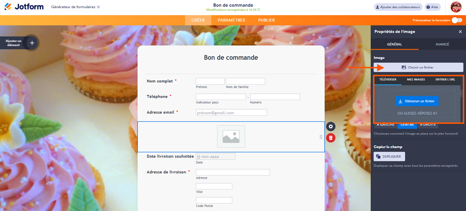 Capture d'écran du volet Propriété de l'image avec une flèche pointant vers le bouton Choisir un fichier et un encadré autour des onglets d'options d'ajout d'une image, dans le Générateur de formulaires Jotform