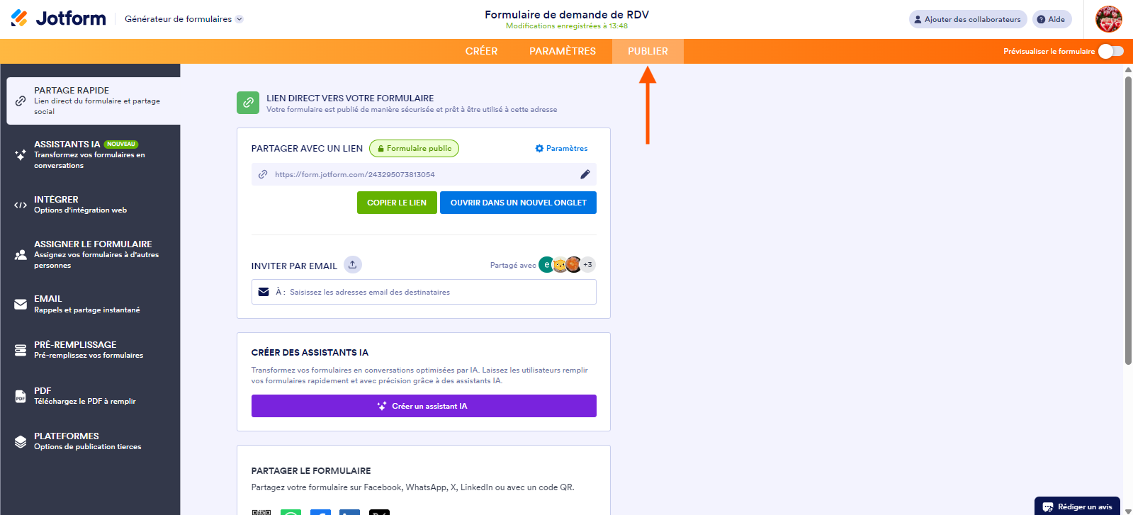 Capture d'écran d'un formulaire dans le Générateur de formulaires Jotform et de l'onglet Publier avec une flèche qui montre où cliquer pour y accéder 