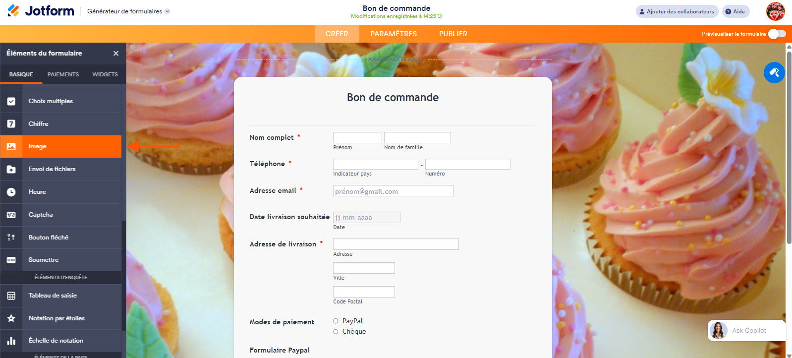 Capture d'écran du formulaire avec le volet Éléments de formulaire ouvert à gauche et une flèche pointant vers l'option Image dans le Générateur de formulaires Jotform