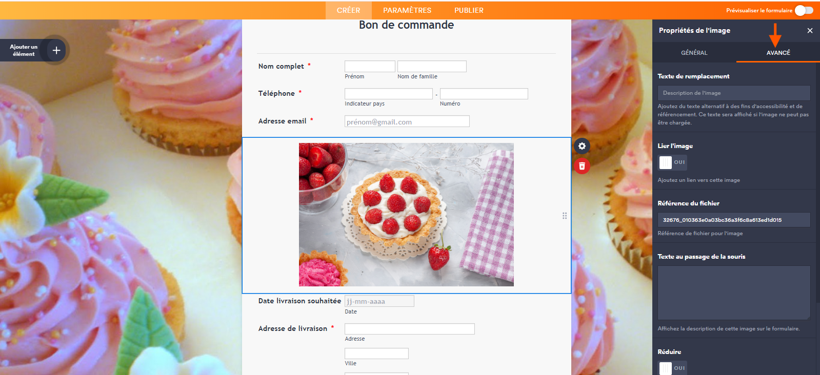 Capture d'écran du volet propriétés de l'image avec une flèche pointant vers l'onglet Avancé dans le Générateur de formulaires Jotform