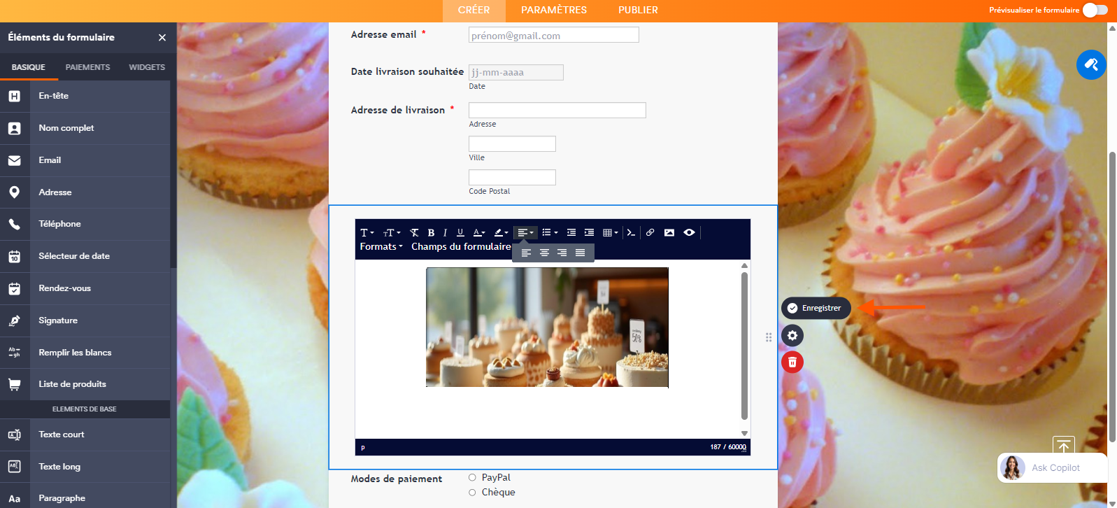 Capture d'écran de l'éditeur de texte avec une image qui a été insérée et une flèche pointant vers l'icône de coche Enregistrer dans le Générateur de formulaires Jotform