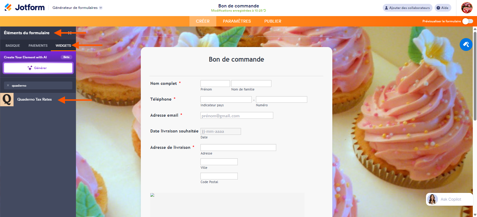 Capture d'écran d'un formulaire dans le Générateur de formulaires Jotform avec une flèche pointant vers le volet Éléments de formulaire, une autre vers l'onglet Widgets et une troisième vers le widget Quaderno Tax Rates