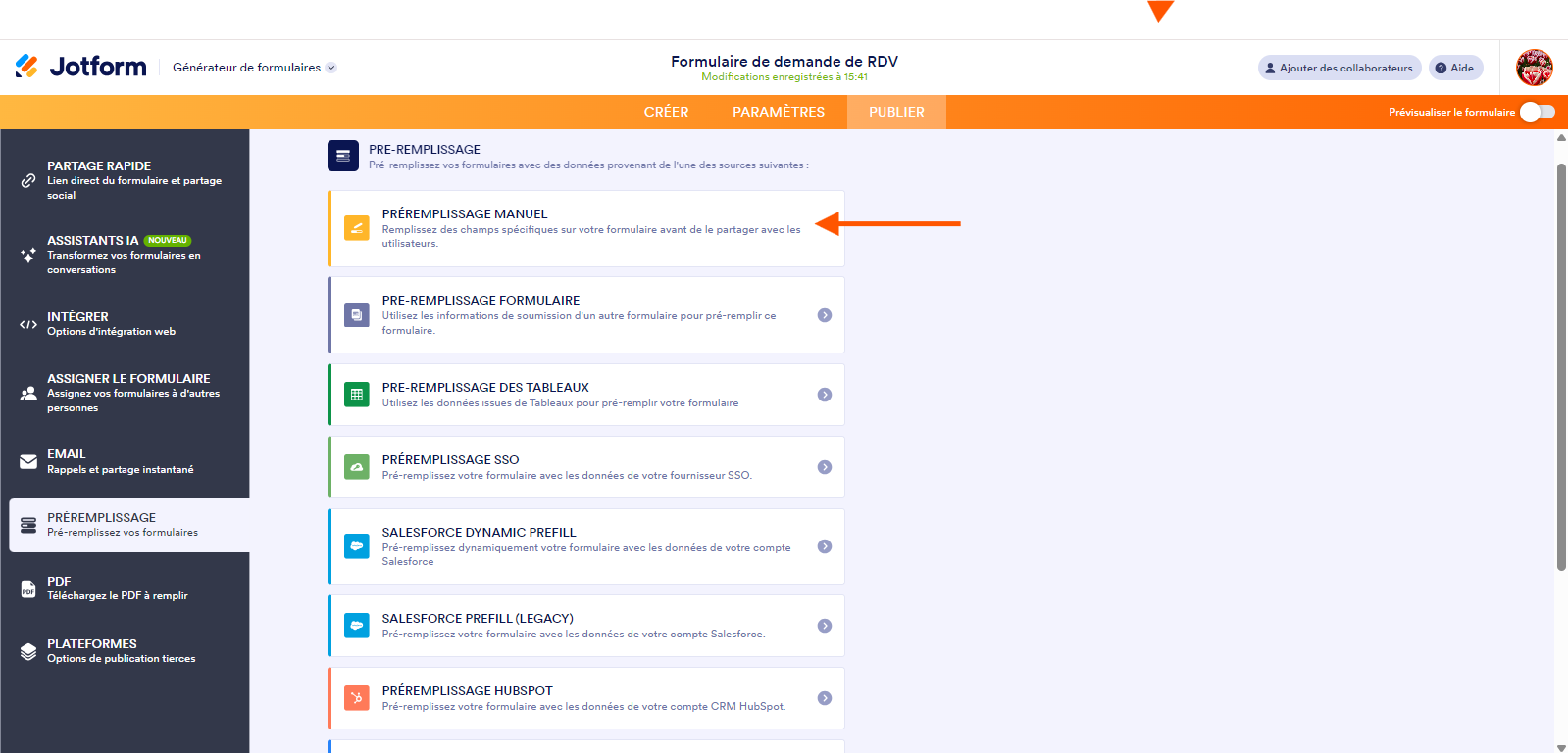 Capture d'écran de l'onglet Publier avec l'option Préremplissage sélectionnée dans le volet de gauche et une flèche pointant sur Préremplissage manuel dans la liste des types de préremplissage dans le Générateur de formulaires Jotform