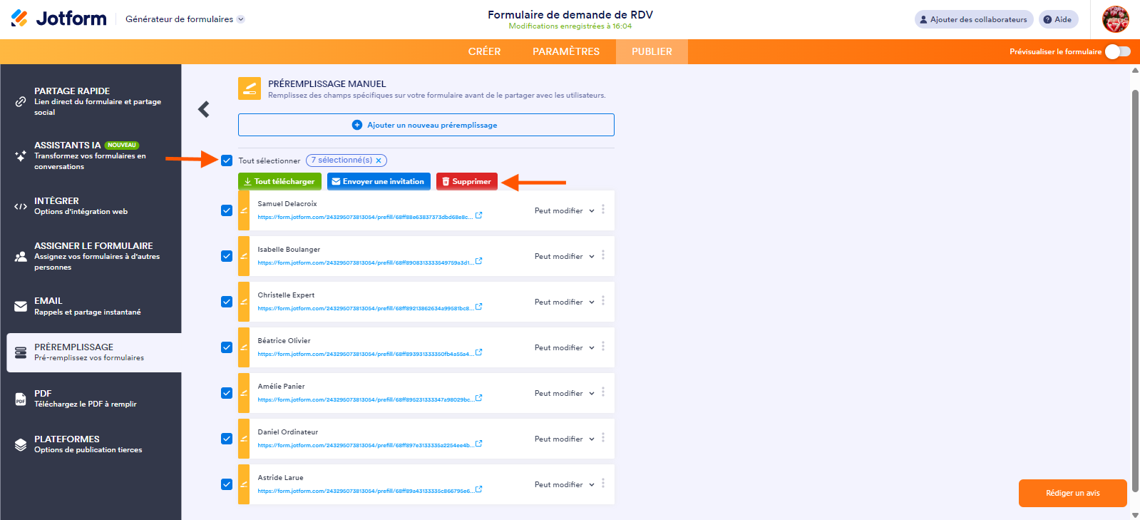 Capture d'écran de la liste des éléments préremplis avec une flèche pointant vers le bouton Tout sélectionner et une autre vers les trois boutons Tout télécharger, Envoyer une invitation et Supprimer dans les paramètres du Préremplissage manuel dans le Générateur de formulaires Jotform