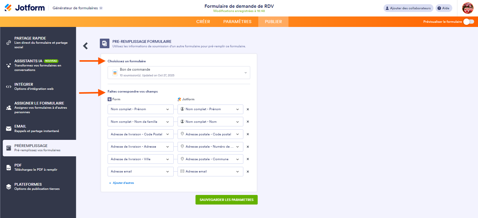 Capture d'écran des paramètres de Préremplissage de formulaire avec une flèche pointant vers Choisissez un formulaire et une autre pointant vers Faites correspondre vos champs dans le Générateur de formulaires Jotform