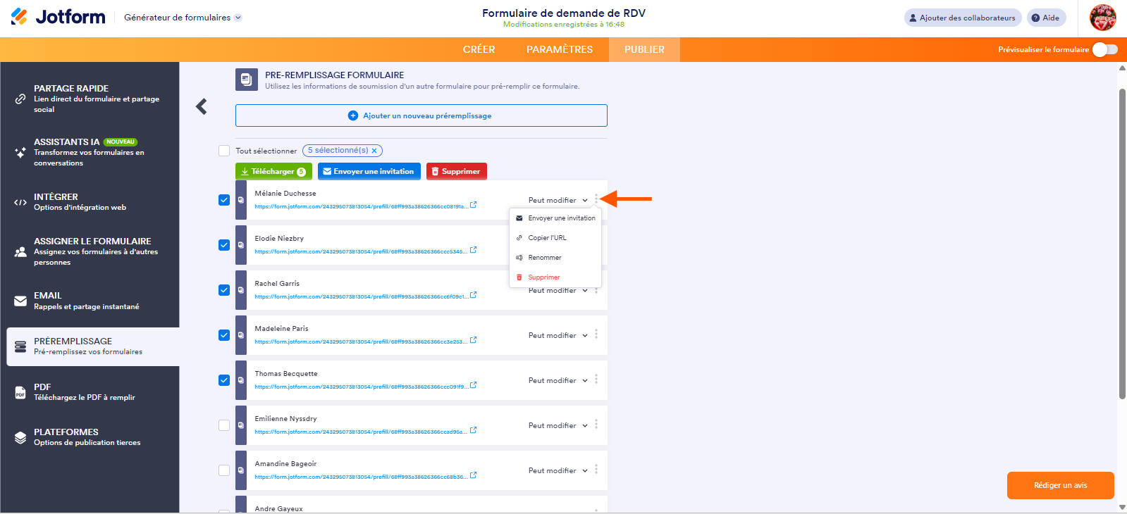Capture d'écran du menu d'un élément de préremplissage de formulaire montrant les options Envoyer une invitation, Copier l'URL, Renommer et Supprimer dans Préremplissage de formulaire dans le Générateur de formulaires Jotform avec une flèche pointant vers les trois points verticaux
