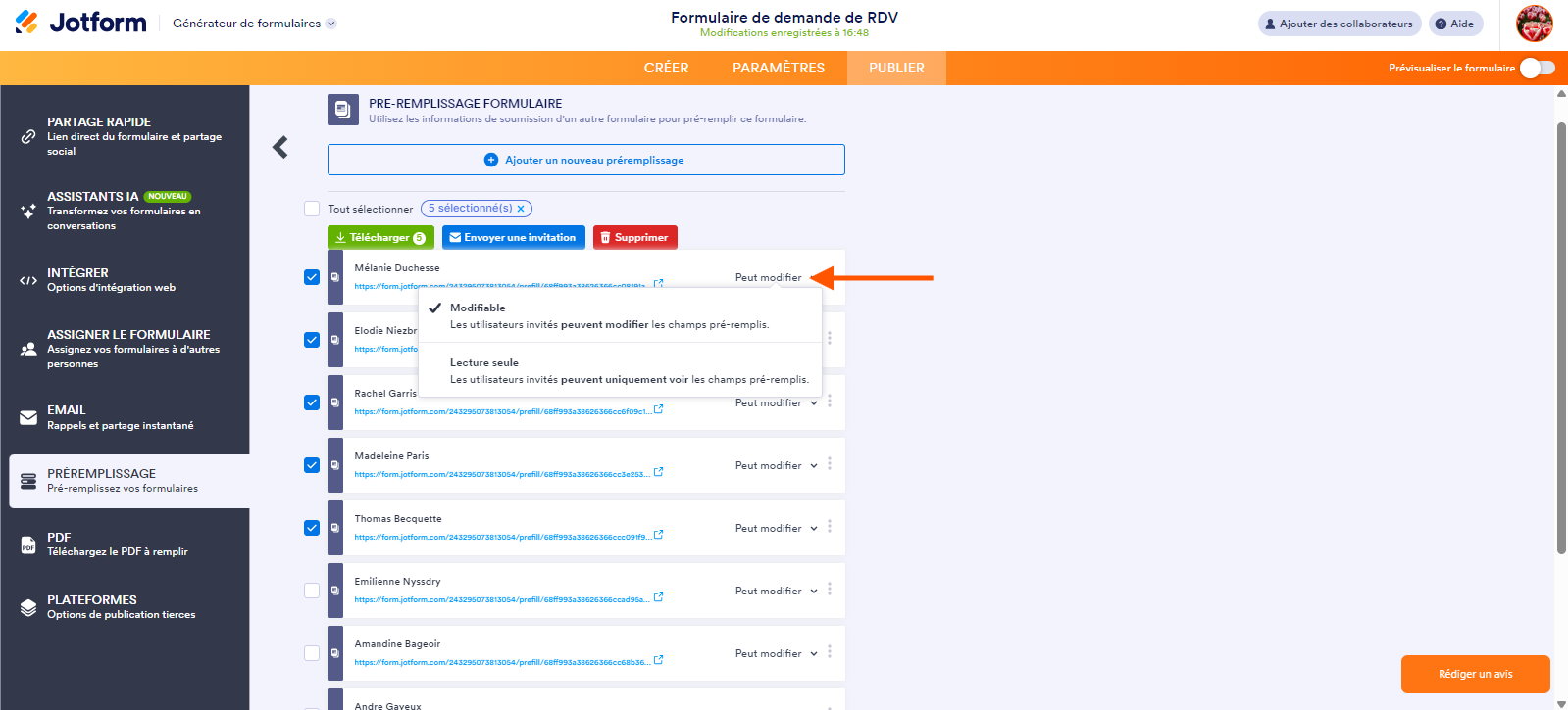 Capture d'écran du menu des permissions avec une flèche pointant vers Peut modifier et les options Modifiable et Lecture seule dans les paramètres de préremplissage de formulaire dans le Générateur de formulaires Jotform