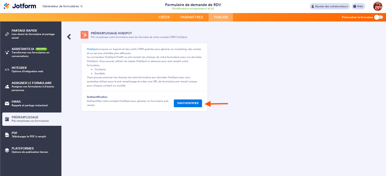 Capture d'écran des paramètres de Préremplissage HubSpot avec une flèche pointant vers le bouton S'authentifier, dans le Générateur de formulaires Jotform