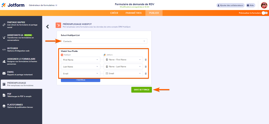 Capture d'écran de la page de configuration de Préremplissage HubSpot dans le Générateur de formulaires Jotform avec une flèche pointant Contacts et une autre pointant vers le bouton Enregistrer les paramètres