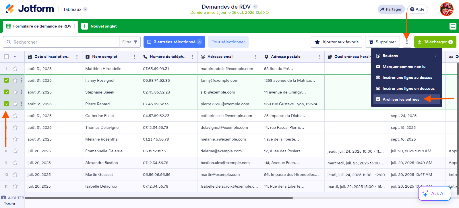 Capture d'écran d'un tableau avec une flèche pointant vers les cases à gauche des soumissions sélectionnées, une autre pointant vers les trois points verticaux et une troisième vers Archiver les entrées dans le menu, dans les tableaux Jotform