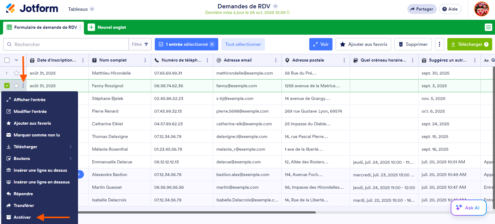 Capture d'écran d'un tableau avec une flèche pointant vers les trois points verticaux à droite de la case cochée de la soumission sélectionnée et une autre pointant vers l'option Archiver dans le menu, dans les Tableaux Jotform
