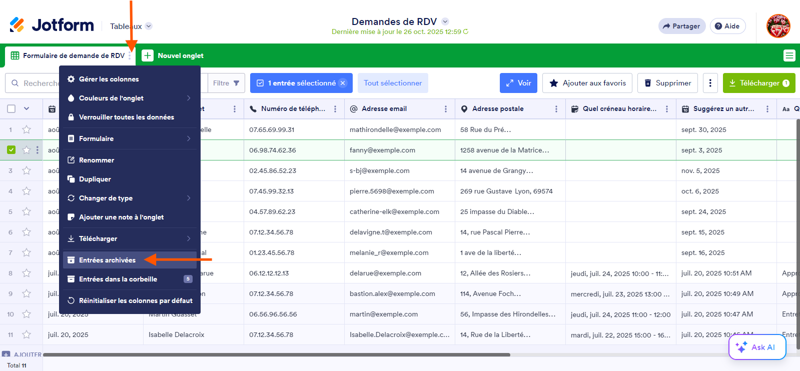 Capture d'écran d'un tableau avec une flèche pointant vers les trois points verticaux à côté du nom de l'onglet et une autre pointant vers l'option Entrées archivées dans le menu qui s'affiche, dans les Tableaux Jotform
