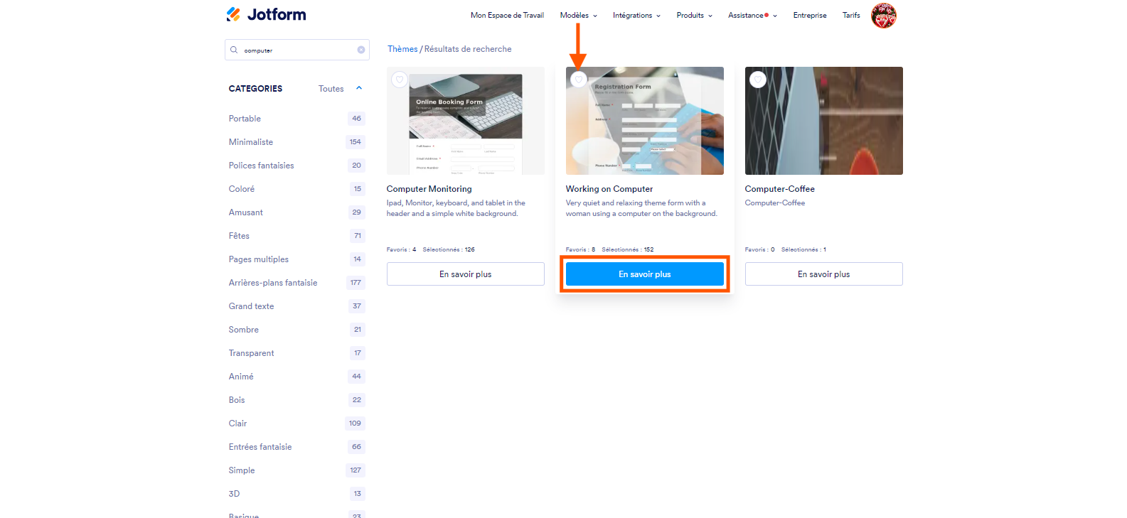Capture d'écran des thèmes répondant à la recherche Computer avec un flèche vers l'icône de coeur du thème sélectionné et un encadré autour du bouton En savoir plus sur la page du Magasin de thèmes de formulaire Jotform