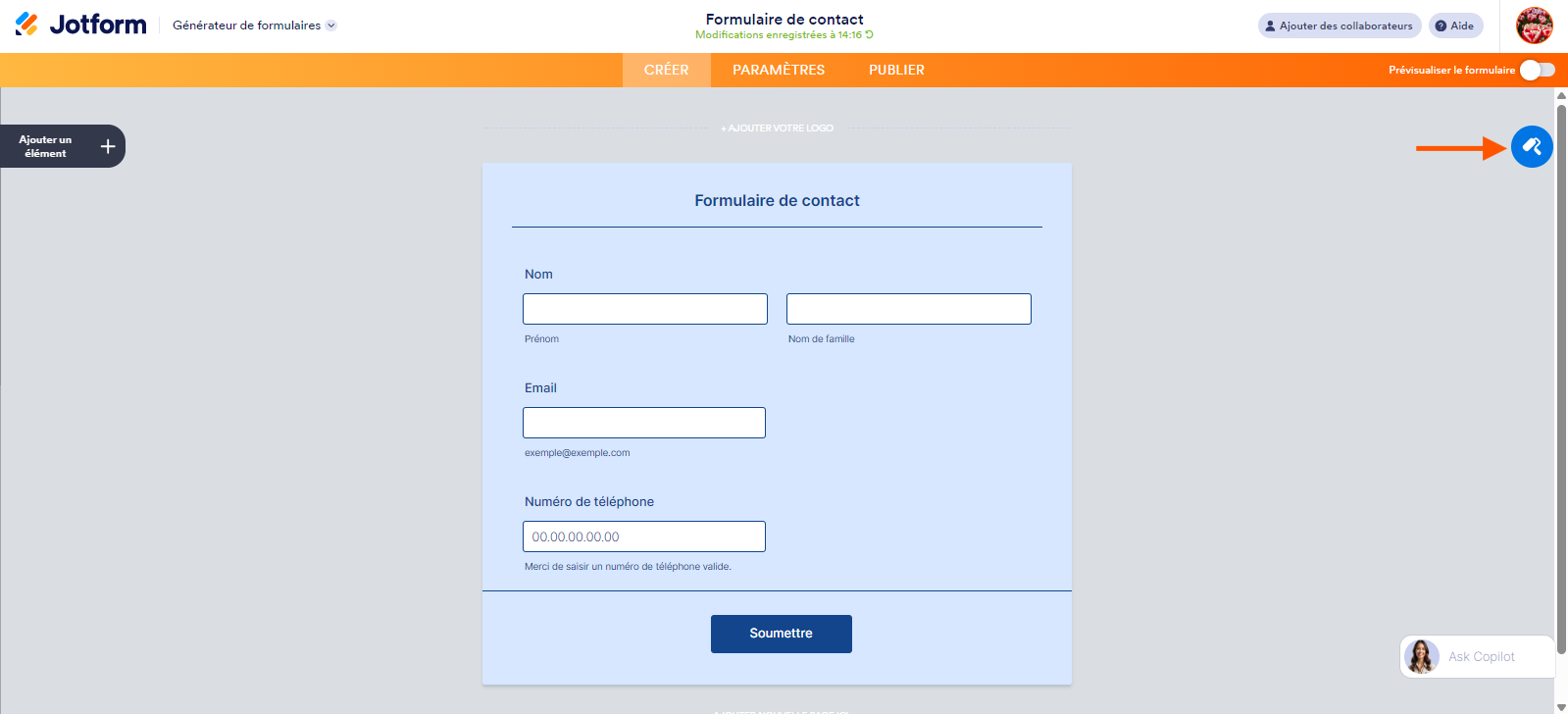Capture d'écran d'un formulaire avec une flèche pointant vers l'icône de rouleau à peinture dans le Générateur de formulaires Jotform