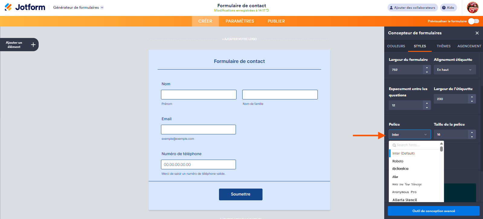 Capture d'écran du formulaire avec le volet Concepteur de formulaires ouvert à droite avec une flèche pointant vers le champ Police et la liste des polices disponibles déroulées