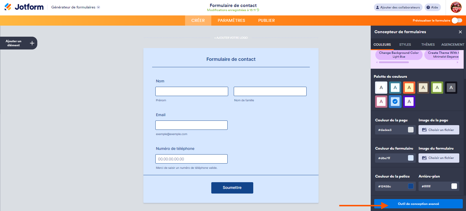 Capture d'écran du formulaire dans le Générateur de formulaires Jotform, avec une flèche pointant vers le bouton Outil de conception avancé dans le volet Concepteur de formulaires