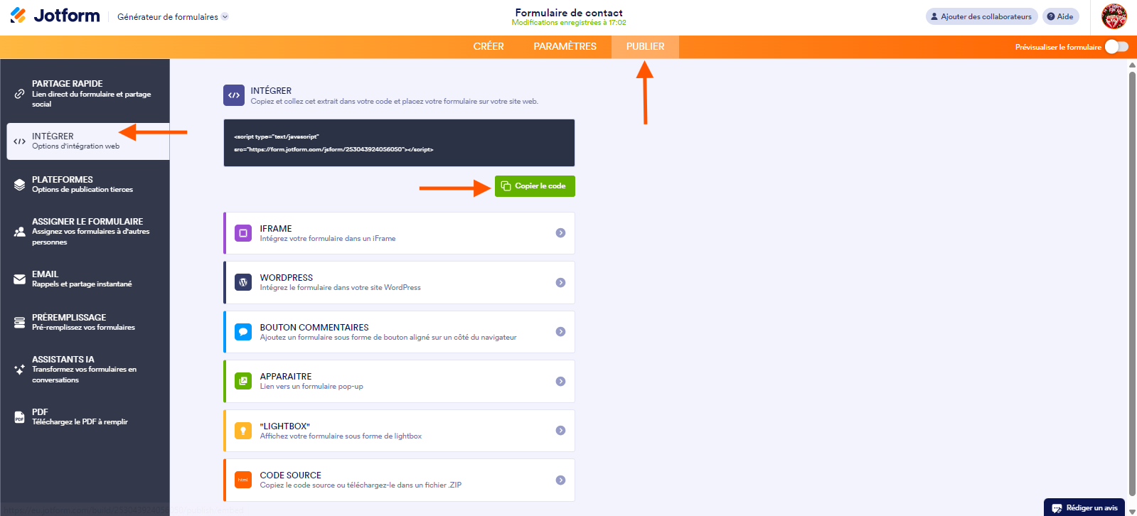 Capture d'écran d'un formulaire dans le Générateur de formulaires Jotform avec une flèche pointant vers l'onglet Publier, une autre pointant vers l'option Intégrer dans le volet à gauche et une troisième pointant vers le bouton Copier le lien sur la page Intégrer