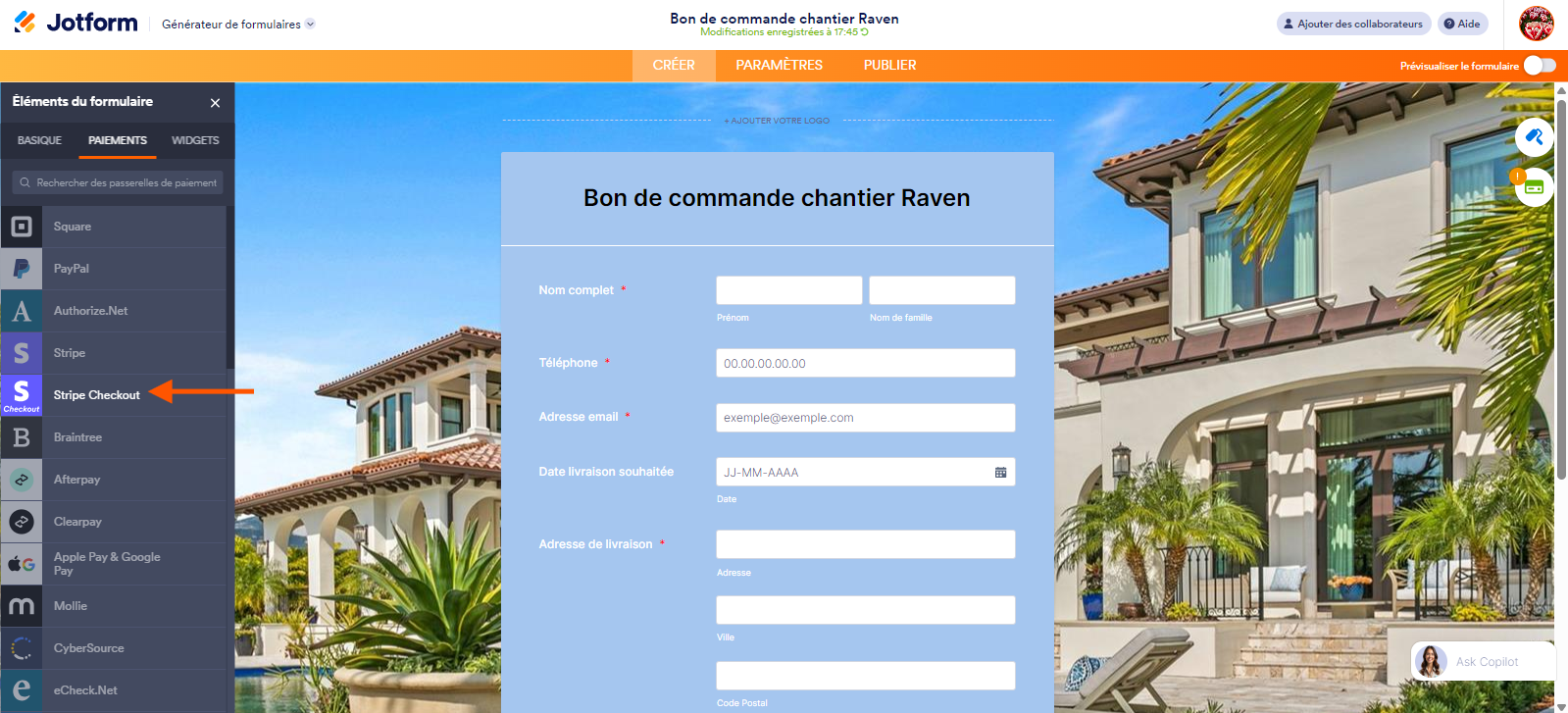 Capture d'écran de l'onglet Paiements du volet Éléments de formulaire avec une flèche pointant vers Stripe Checkout, dans le Générateur de formulaires Jotform