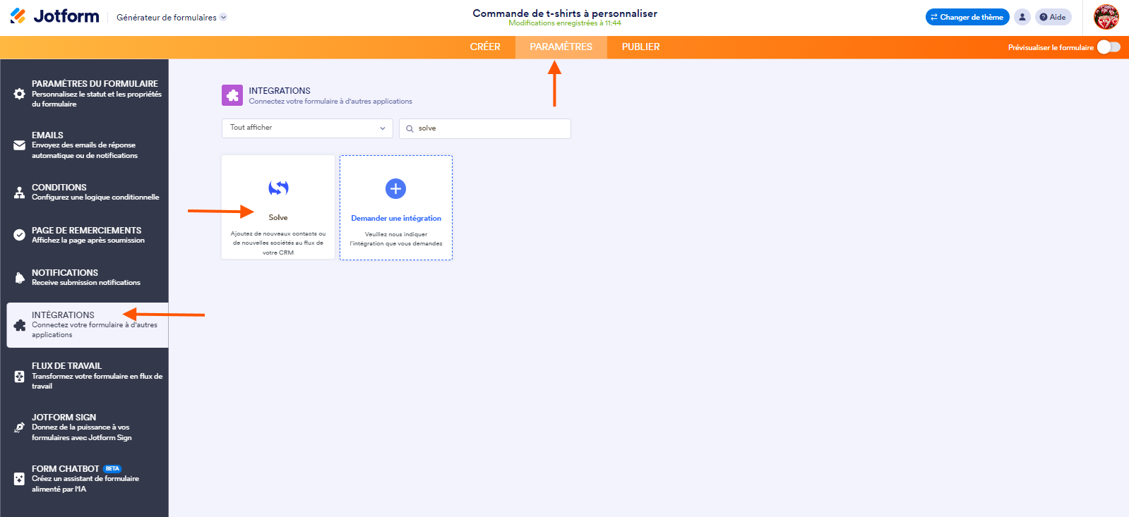 Capture d'écran du formulaire dans le Générateur de formulaires Jotform avec une flèche pointant vers l'onglet Paramètres en haut, une autre vers Intégrations dans le volet de gauche et une troisième vers l'intégration Solve 