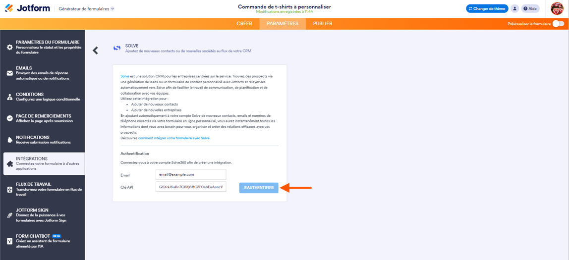 Capture d'écran de l'écran des paramètres de l'intégration Solve dans le Générateur de formulaires Jotform avec une flèche pointant vers le bouton S'authentifier