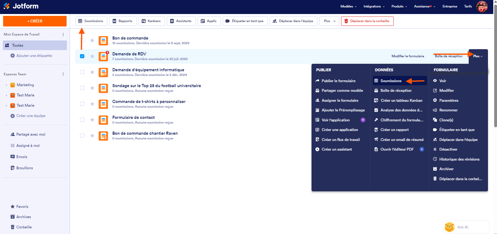 Capture d'écran d'un formulaire sélectionné dans le Générateur de formulaires Jotform avec une flèche pointant vers le bouton Soumissions en haut, une autre vers Plus en bout de ligne et une troisième sur Soumissions dans la colonnes Données du menu Plus