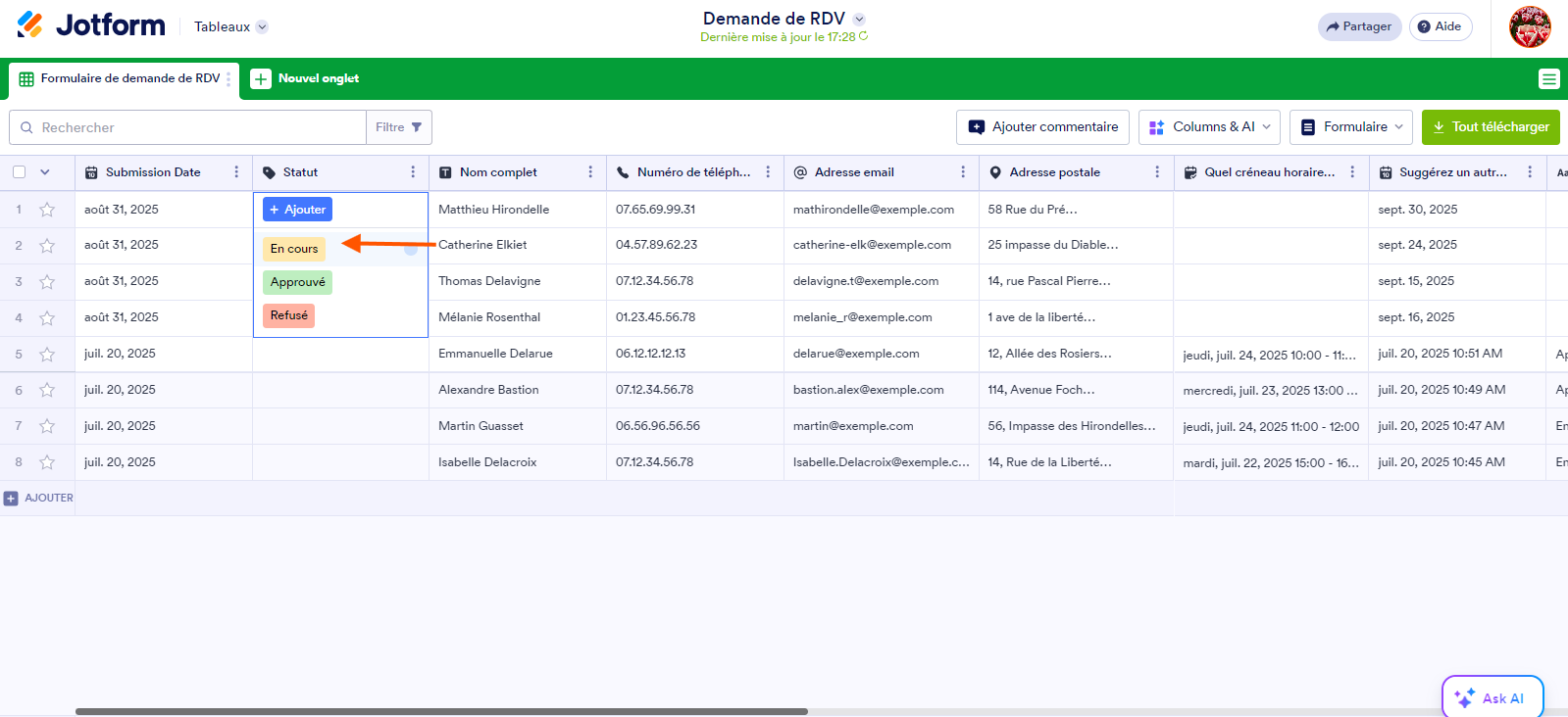 Capture d'écran des soumissions dans les Tableaux Jotform avec une flèche pointant vers l'option En cours dans le menu des options de la colonne Statut