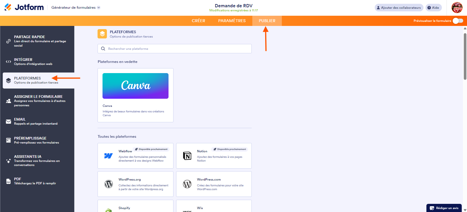 Capture d'écran de la fenêtre Plateformes dans le Générateur de formulaires Jotform avec un flèche pointant vers l'onglet Publier en haut et une autre pointant vers Plateformes dans le volet à gauche