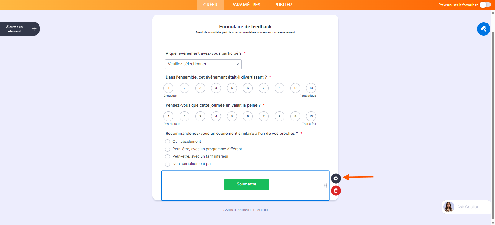 Capture d'écran d'un formulaire dans le Générateur de formulaires Jotform avec un élément Soumettre ajouté et une flèche pointant vers l'icône d'engrenage à droite de cet élément