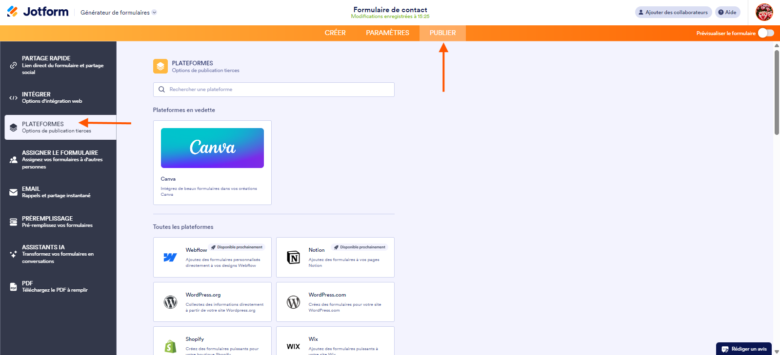 Capture d'écran de la page Plateformes dans le Générateur de formulaires Jotform avec une flèche pointant vers l'onglet Publier en haut et une autre pointant vers Plateformes dans le volet à gauche