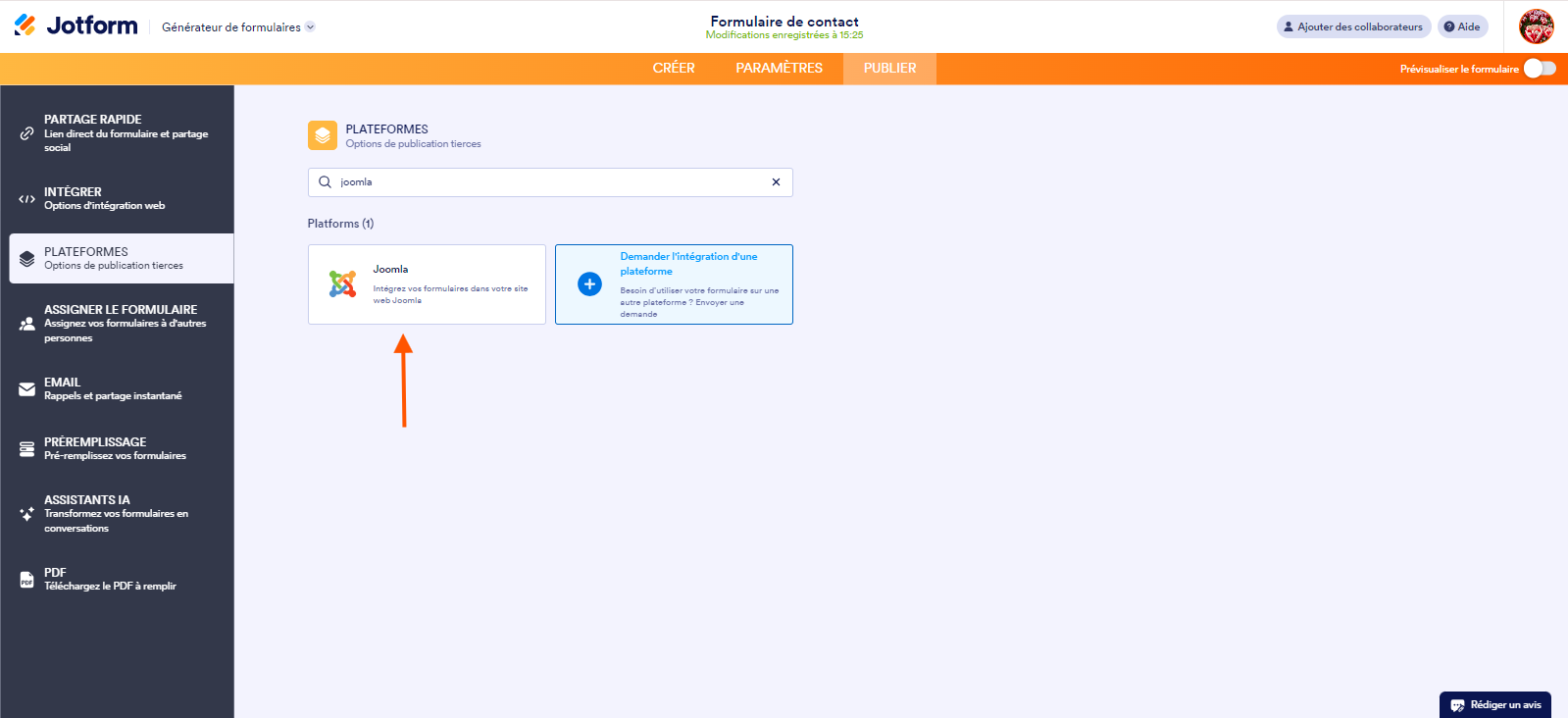 Capture d'écran de la page Plateformes dans le Générateur de formulaires Jotform avec Joomla saisi dans le champ de recherche et une flèche pointant vers l'option Joomla