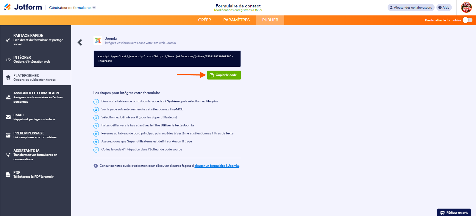 Capture d'écran de la page Joomla dans le Générateur de formulaires Jotform avec une flèche pointant vers le bouton Copier le code